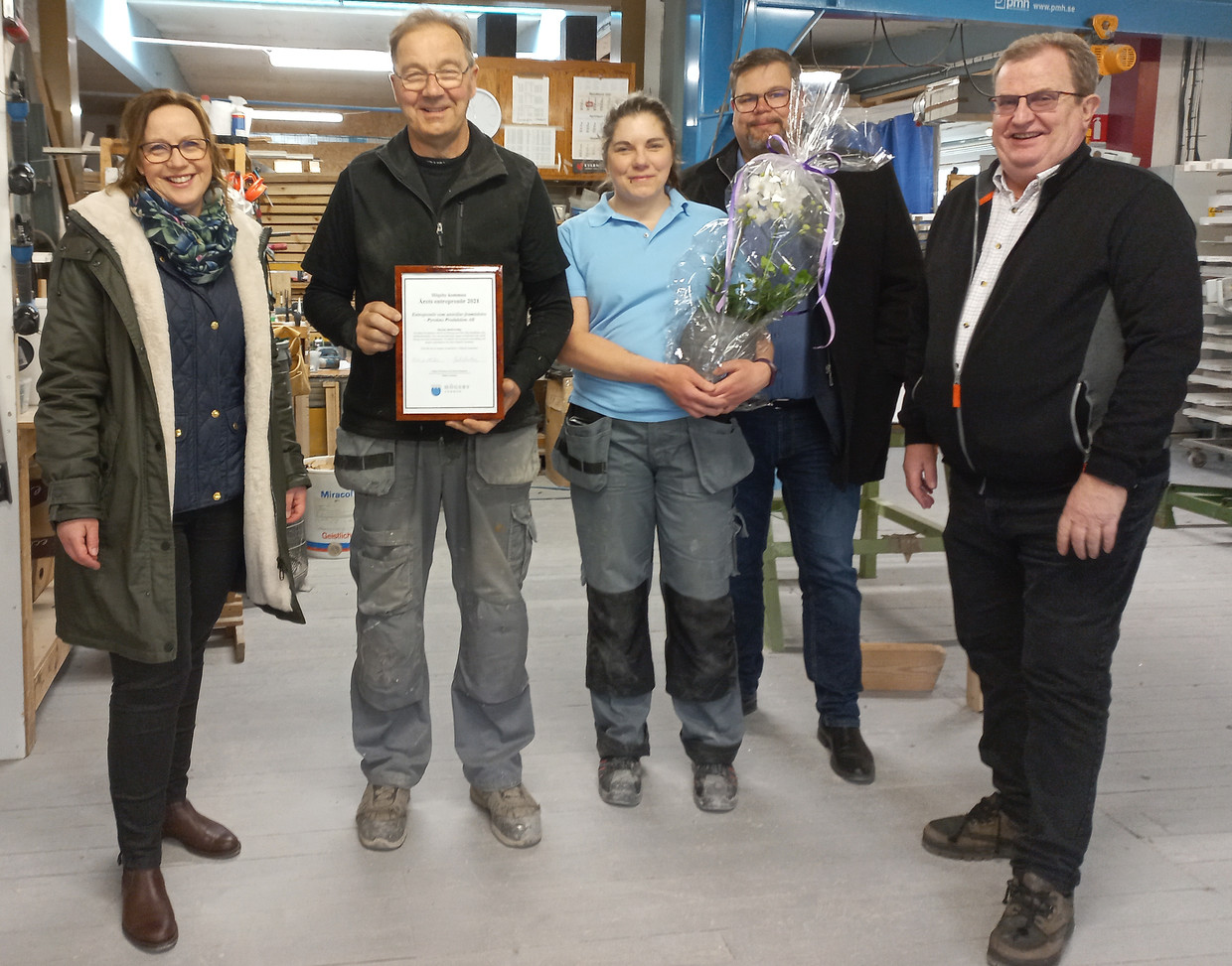 Uppvaktning av Årets entreprenör 2021. På fotot: Stihna Johansson Evertsson, kommunstyrelsens ordförande, Sören Nyström och Nathalie Linnér från Pyrokno Produktion AB, Jonas Erlandsson, kommunstyrelsens vice ordförande, och Per Gröön, kommunfullmäktiges ordförande.