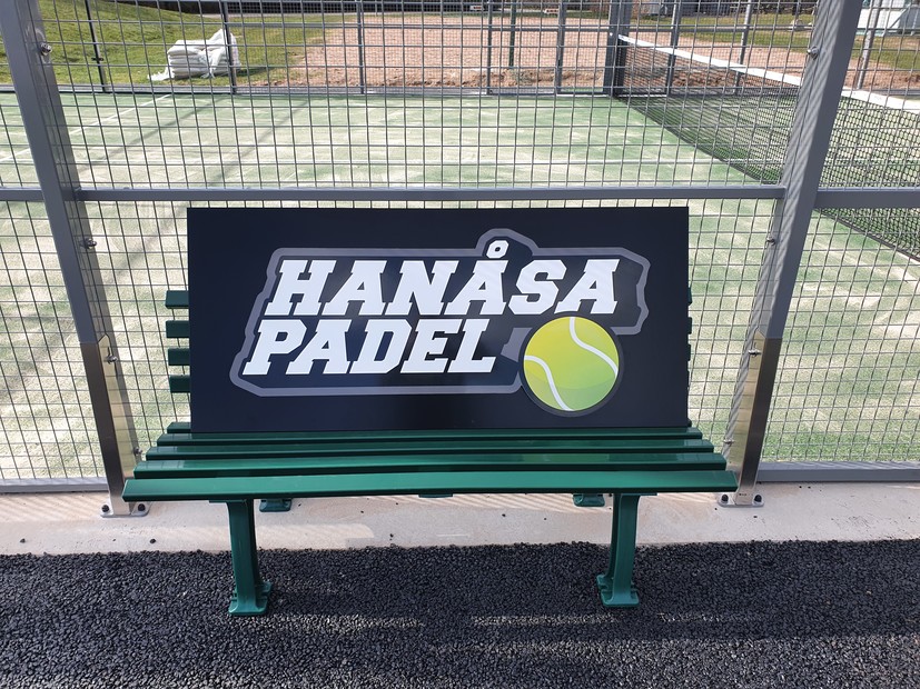 Skylten "Hanåsa Padel" framför padelbanan i Högsby