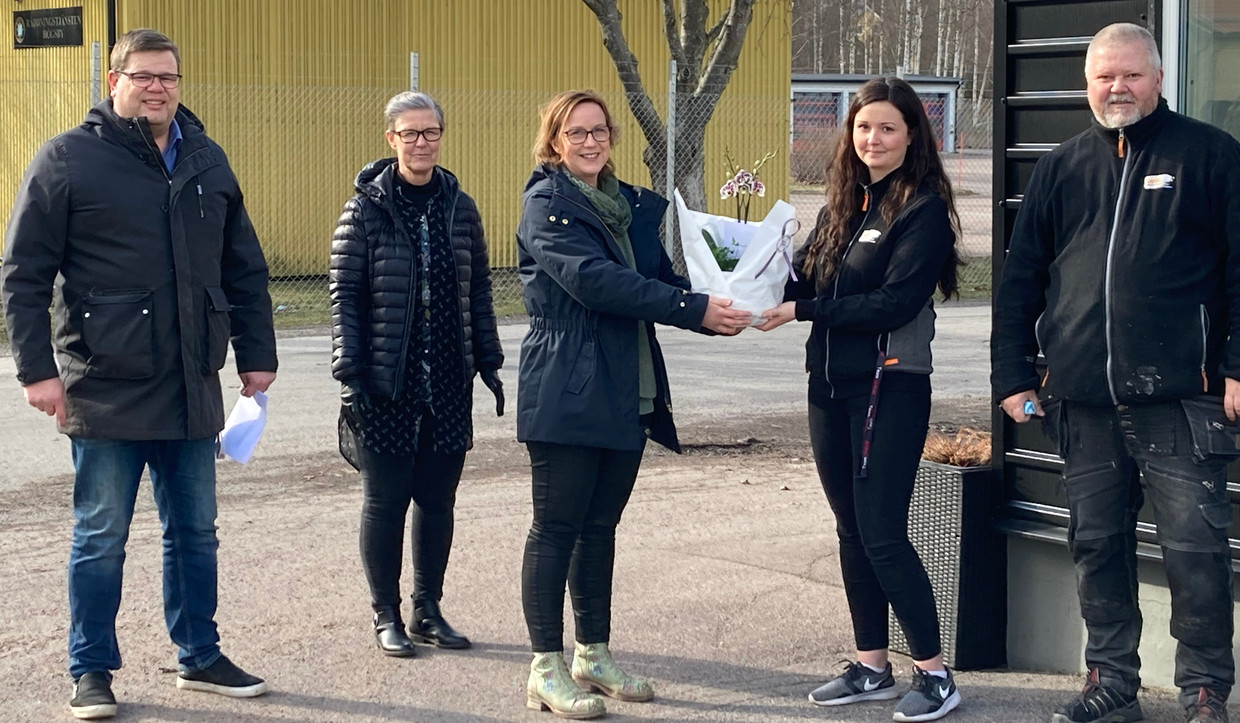 Jonas Erlandsson, kommunstyrelsens vice ordförande, Liza Furuskog, näringsliv/arbetsmarknadssamordnare, och Stihna Johansson Evertsson, ordförande kommunstyrelsen, gratulerar Johanna Karlsson, VD/Ekonomi, och Peter Karlsson, Försäljning/Inköp, på WK Byggtorg till utmärkelsen. Foto: Privat.