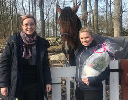 Stihna Johansson Evertsson, kommunstyrelsens ordförande, och Emma Johansson, Årets entreprenör 2018