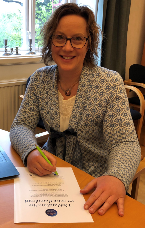 Stihna Johansson Evertsson, kommunstyrelsens ordförande i Högsby kommun, undertecknar demokratideklaration