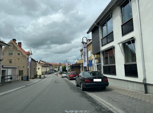 Felparkerad bil på Storgatan i Högsby