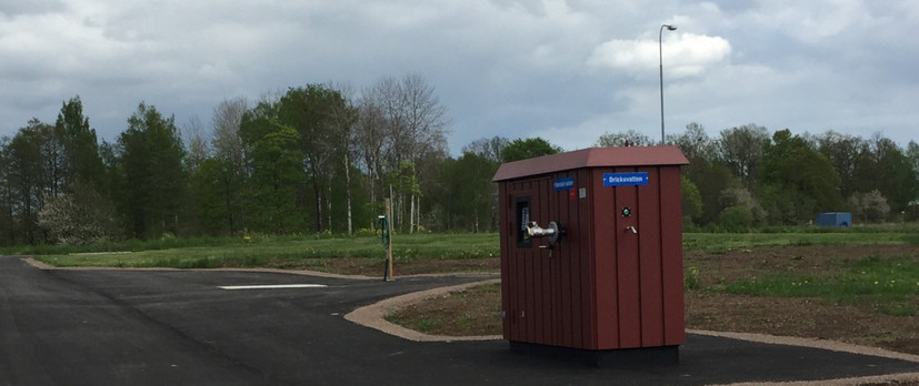 Vattenkiosk och plats för latrintömning