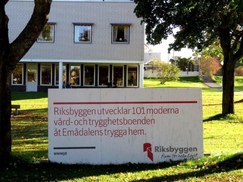 Skylt vid Mogården. Text: Riksbyggen utvecklar 101 moderna vård- och omsorgsboenden åt Emådalens trygga hem.